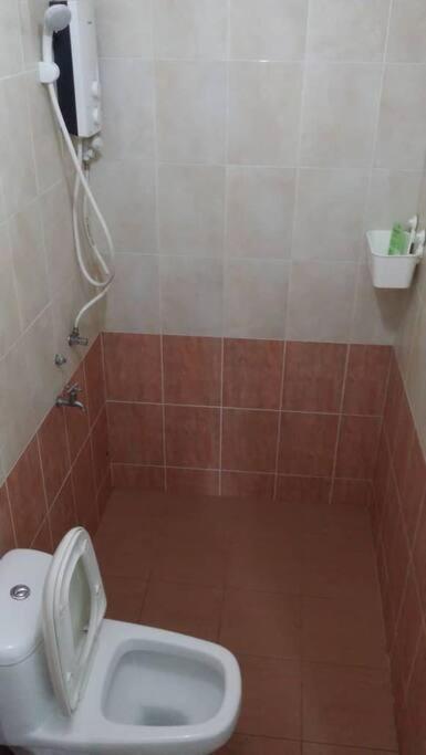 Terrace House Near Stulang Laut Ciq Midvalley Ksl For 7Pax Johor Bahru Exterior photo